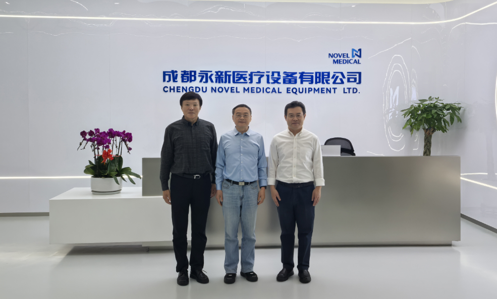 1745571709636671.png 黃鋼會(huì)長、李亞明理事長參觀永新醫(yī)療.png